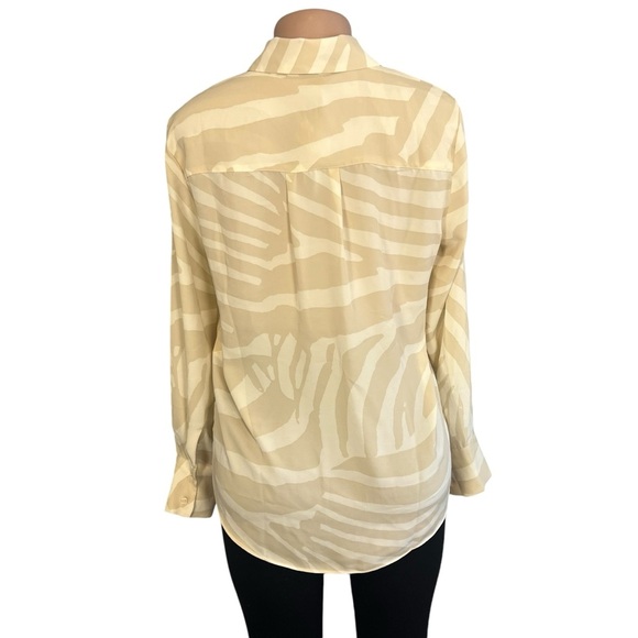 3/$30 🍂 H&M Beige and White Patterned Collared Shirt - Picture 7 of 10